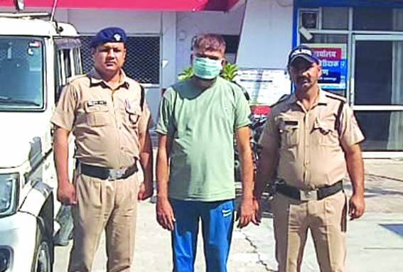 पुलिस गिरफ्त में आरोपित