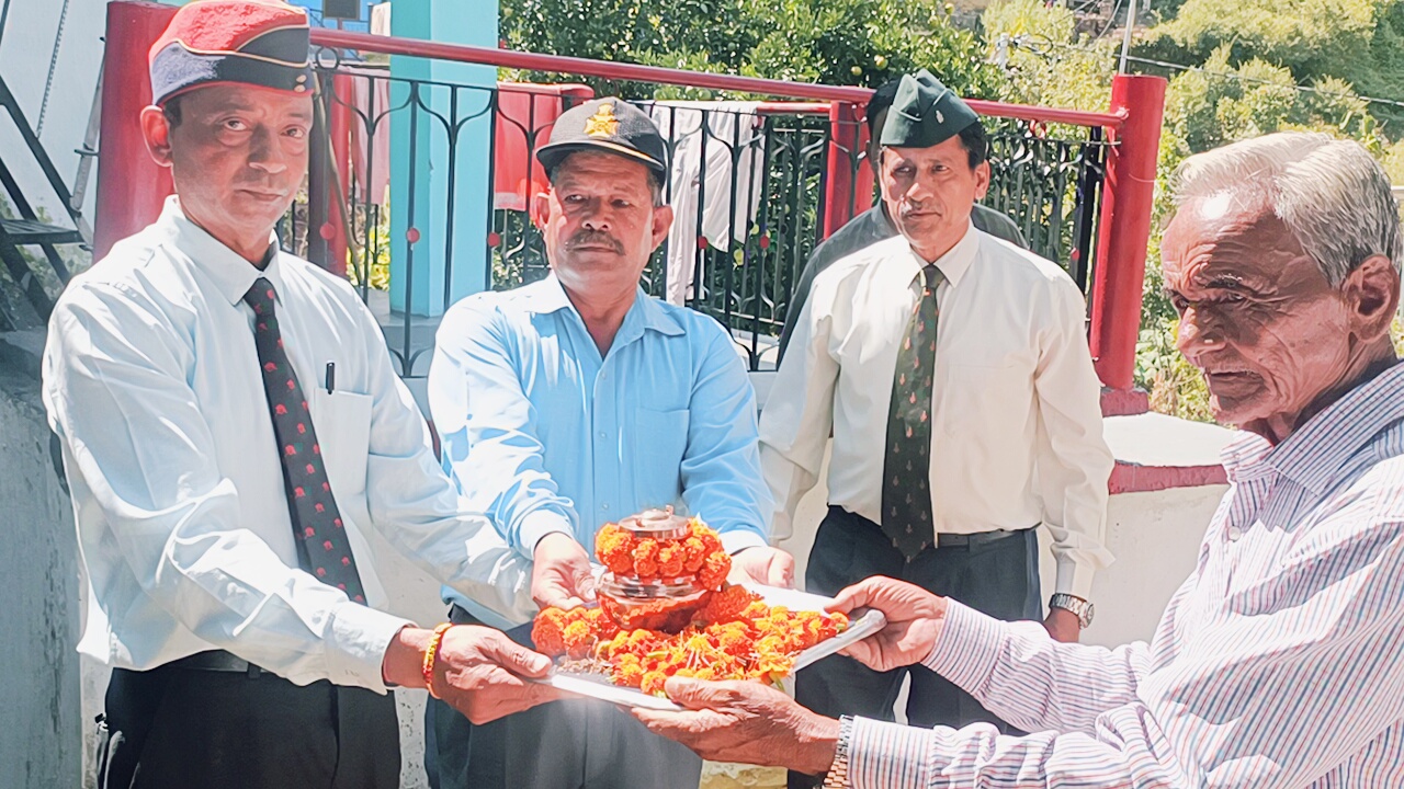 शहीद के घर से मिट्टी लाते जिला सैनिक कल्याण विभाग की टीम