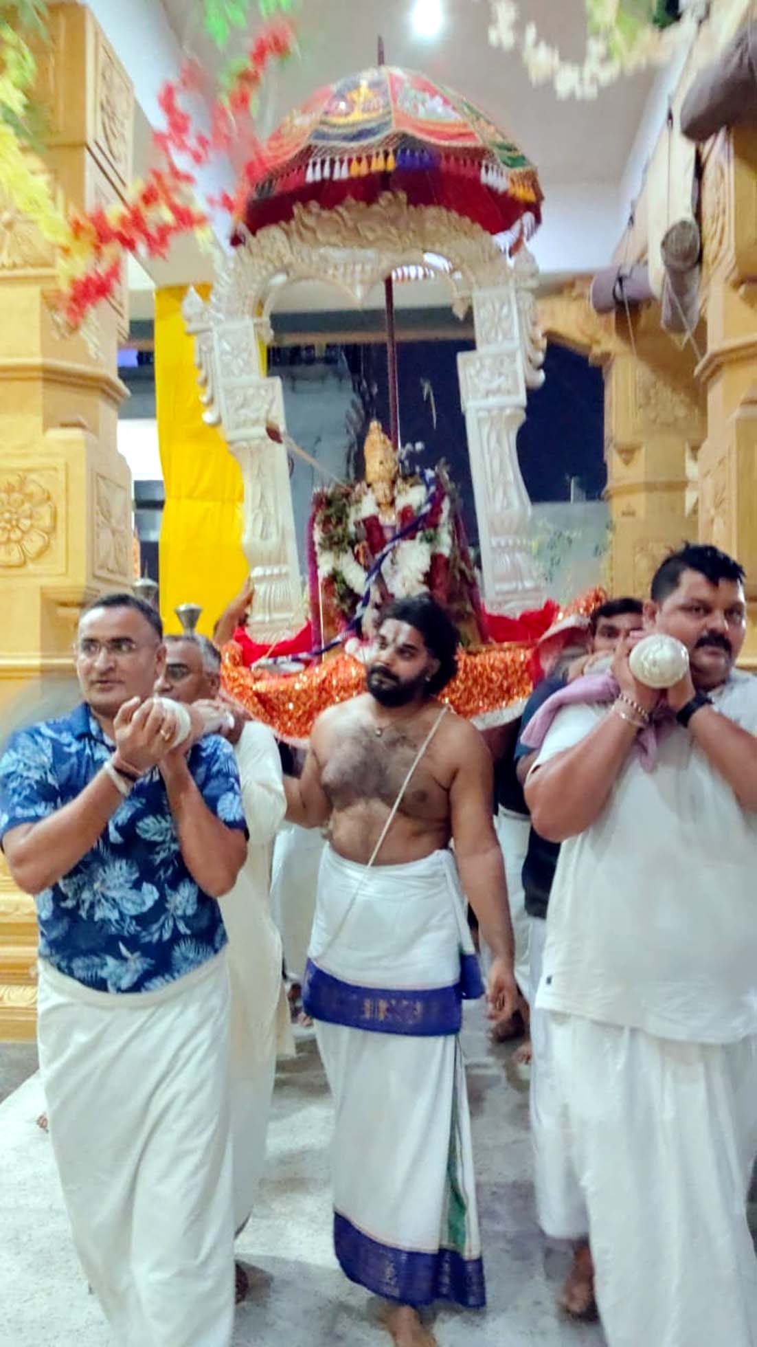 तिरुपति धाम में भगवान जी की सवारी शोभा यात्रा निकालते अर्चक एवं उपस्थित श्रद्धालुगण।