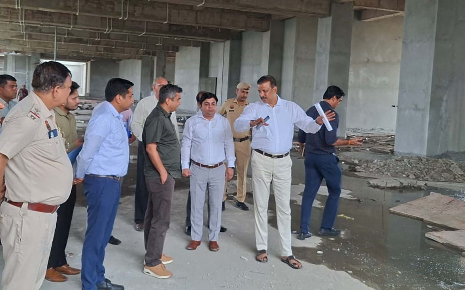 गुरुग्राम में श्री माता शीतला देवी मंदिर निर्माण का निरीक्षण करते सीईओ सुमित कुमार।