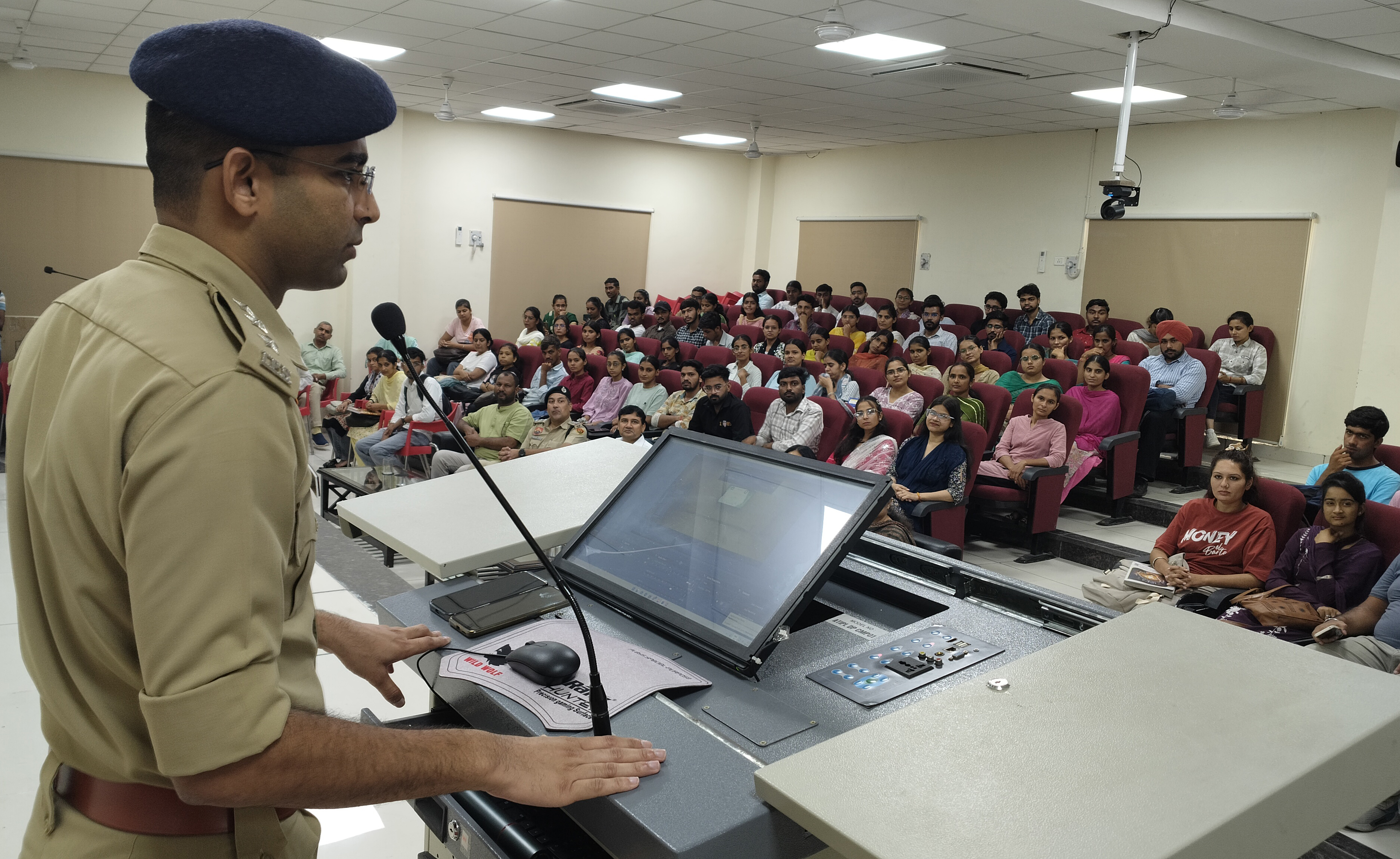 सडक़ सुरक्षा जागरूकता कार्यक्रम को संबोधित करते एएसपी फैसल खान। सडक़ सुरक्षा जागरूकता कार्यक्रम को संबोधित करते एएसपी फैसल खान।