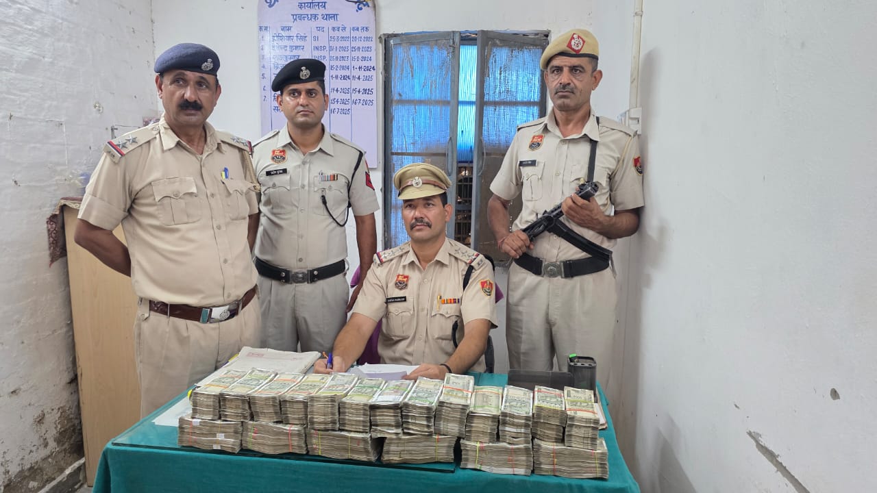 पुलिस अधिकारियों के कब्जे में रखी नकद राशि।