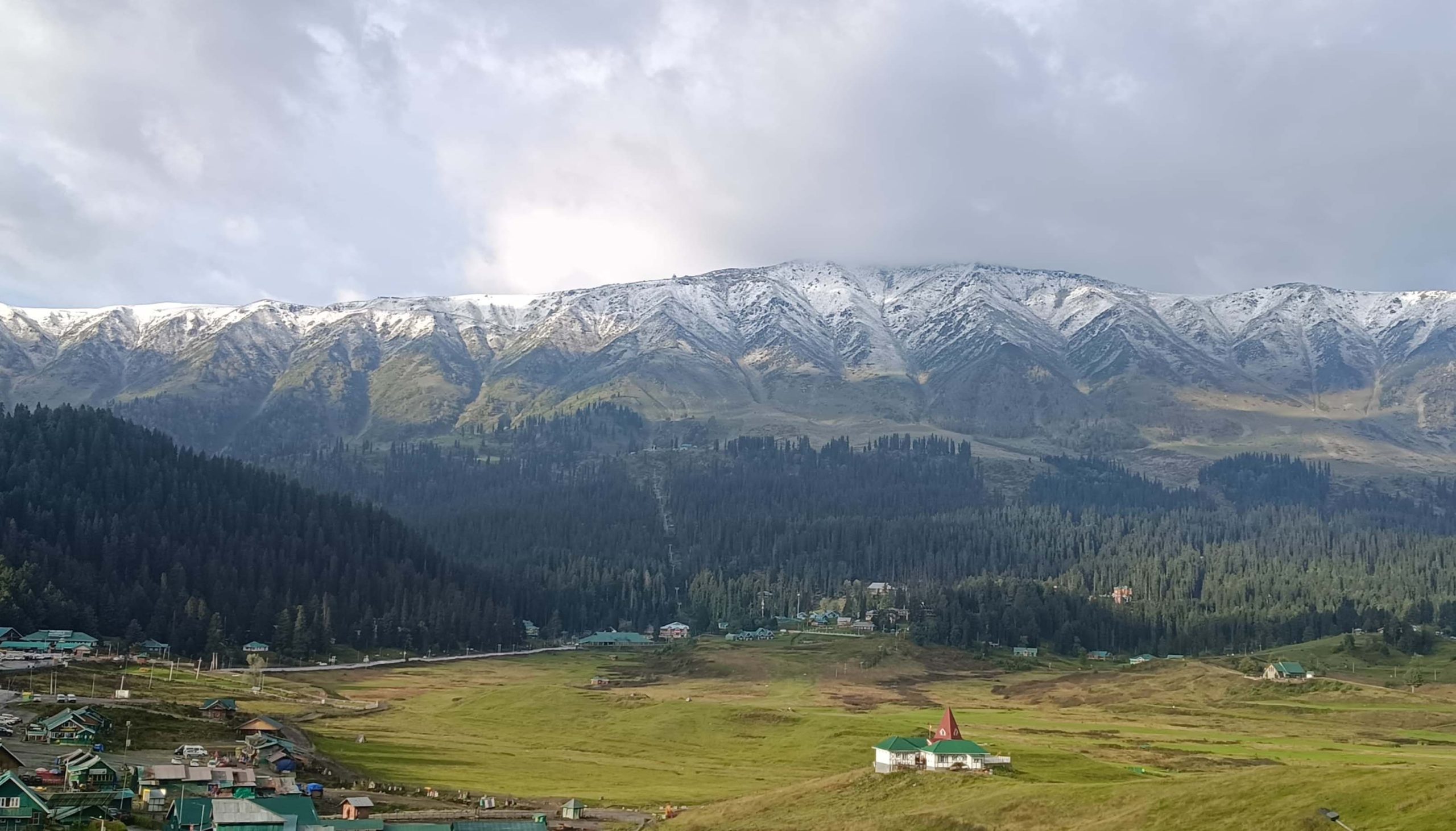 गुलमर्ग में मौसम की पहली बर्फबारी