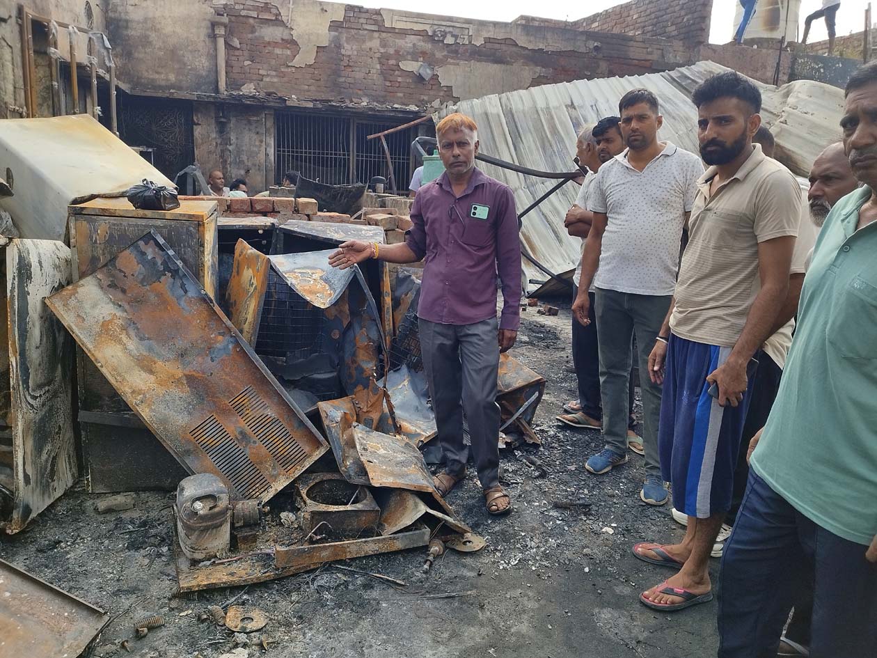 विकास रेफ्रिजरेशन के मालिक धनी राम गोदाम में आग से जले सामान को दिखाते हुए। विकास रेफ्रिजरेशन के मालिक धनी राम गोदाम में आग से जले सामान को दिखाते हुए।