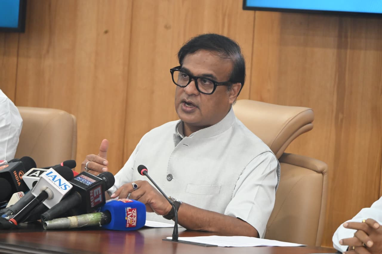 राजधानी के लोक सेवा भवन में संवाददाता सम्मेलन को संबोधित करते हुए असम के मुख्यमंत्री डॉ हिमंत बिस्व सरमा।