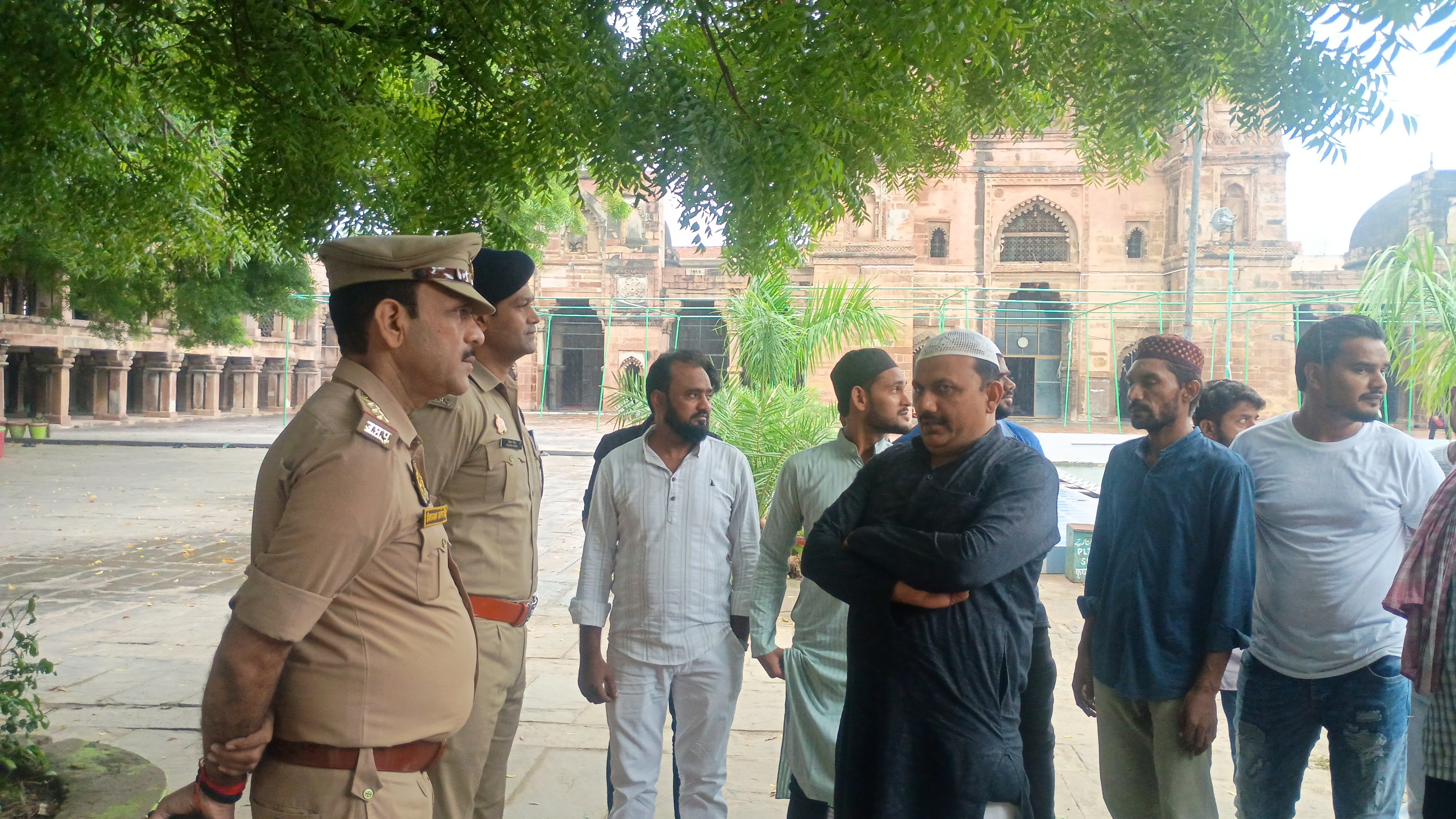 अटाला मस्जिद का निरक्षण करते हुए क्षेत्राधिकारी शहर देवेश कुमार सिंह और कोतवाल