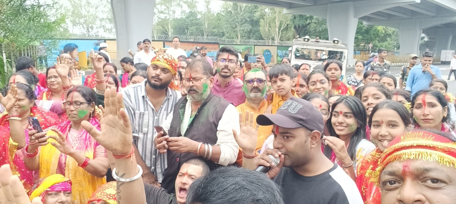 शोभायात्रा में शामिल श्रद्धालूगण