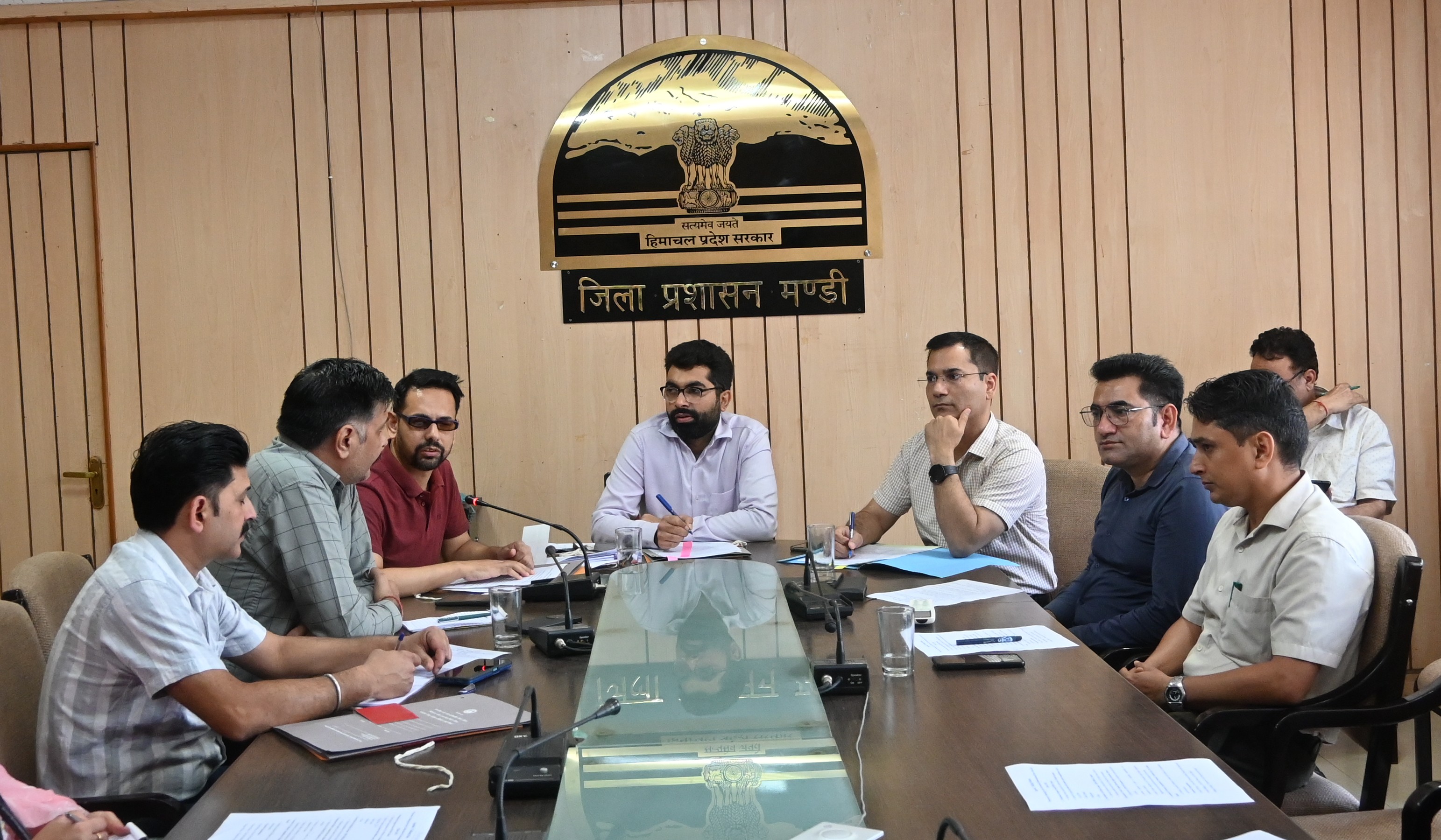 बैठक की अध्यक्षता करते हुए अतिरिक्त उपायुक्त। बैठक की अध्यक्षता करते हुए अतिरिक्त उपायुक्त।