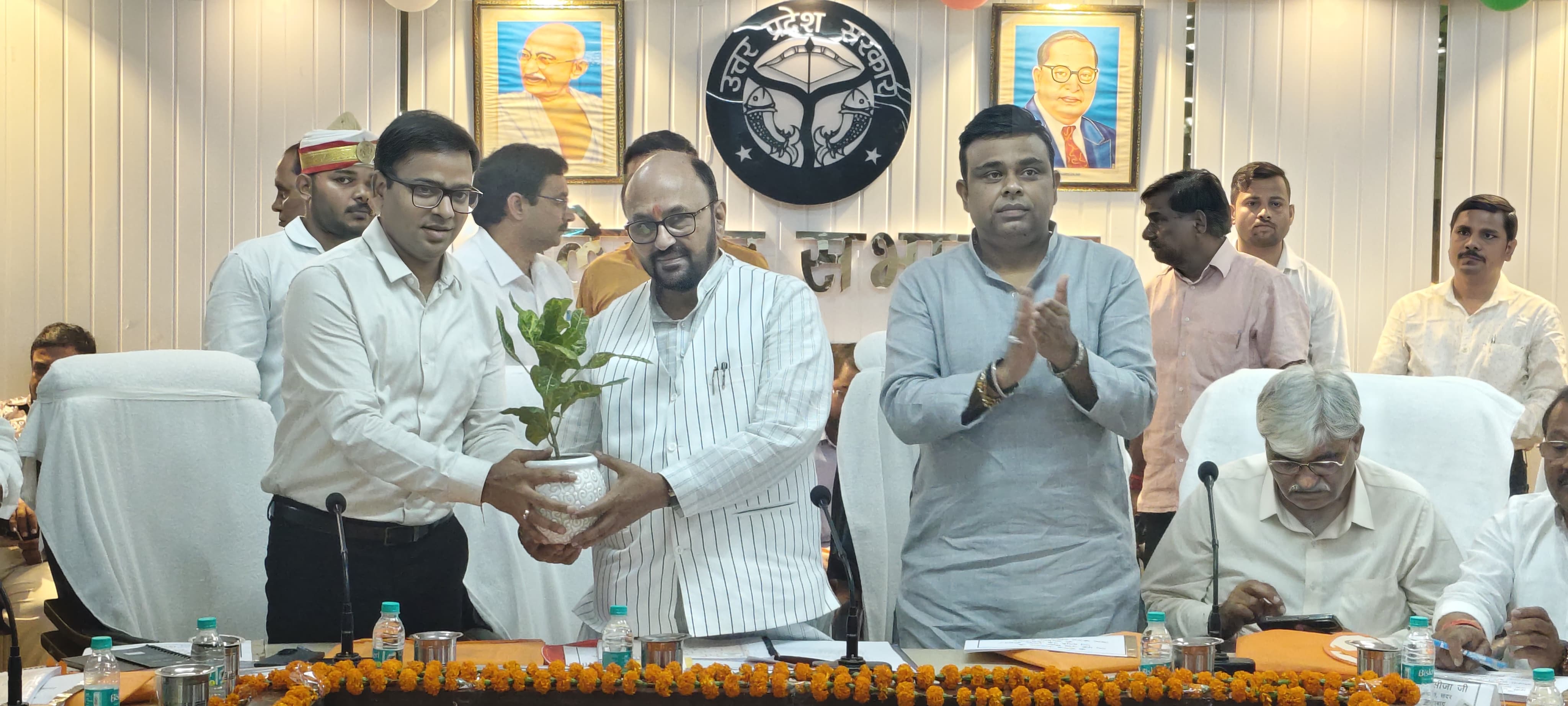 प्रभारी मंत्री योगेंद्र उपाध्याय का सम्मान करते जिलाधिकारी रमेश रंजन