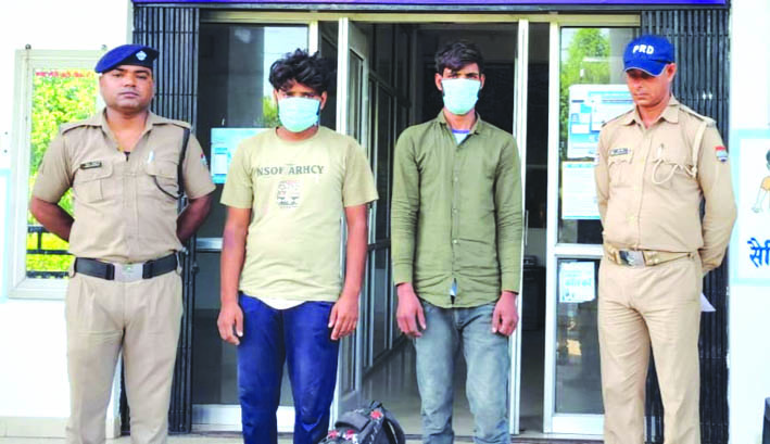 पुलिस गिरफ्त में आरोपित