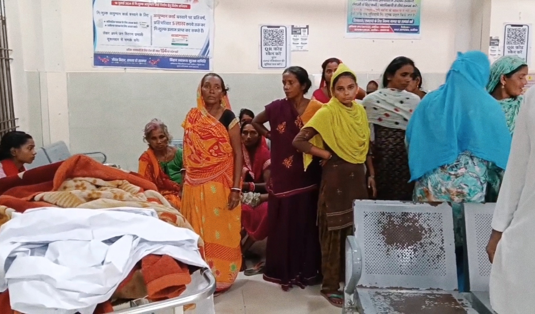 अररिया फोटो:अस्पताल में परिजन