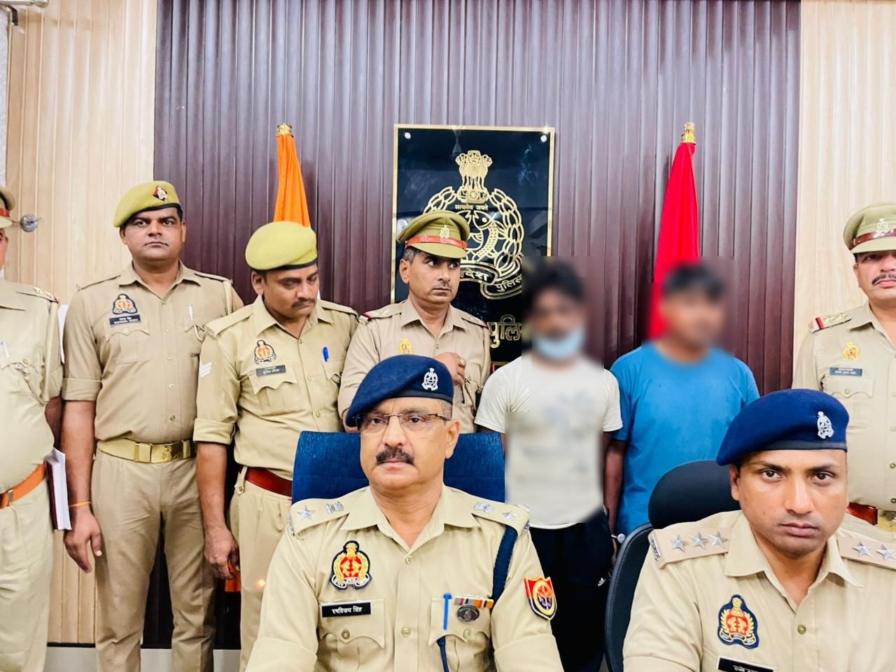 पुलिस लाइन सभागार में प्रेस कॉन्फ्रेंस कर अवैध शस्त्र फैक्ट्री का खुलासा करते पुलिस अधीक्षक नगर कुमार रणविजय सिंह और सीईओ हाईवे राजेश कुमार व पुलिस गिरफ्त में आरोपित।