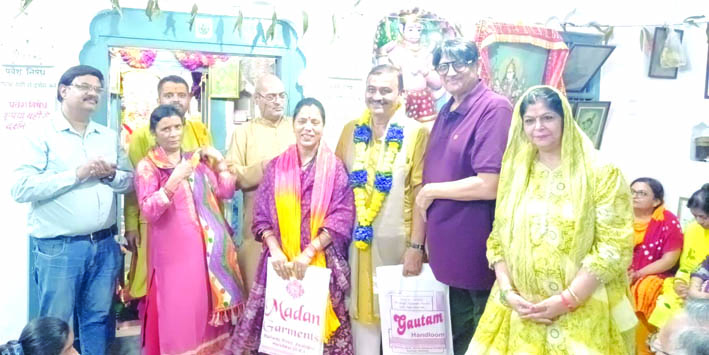सम्मानित करते हुए