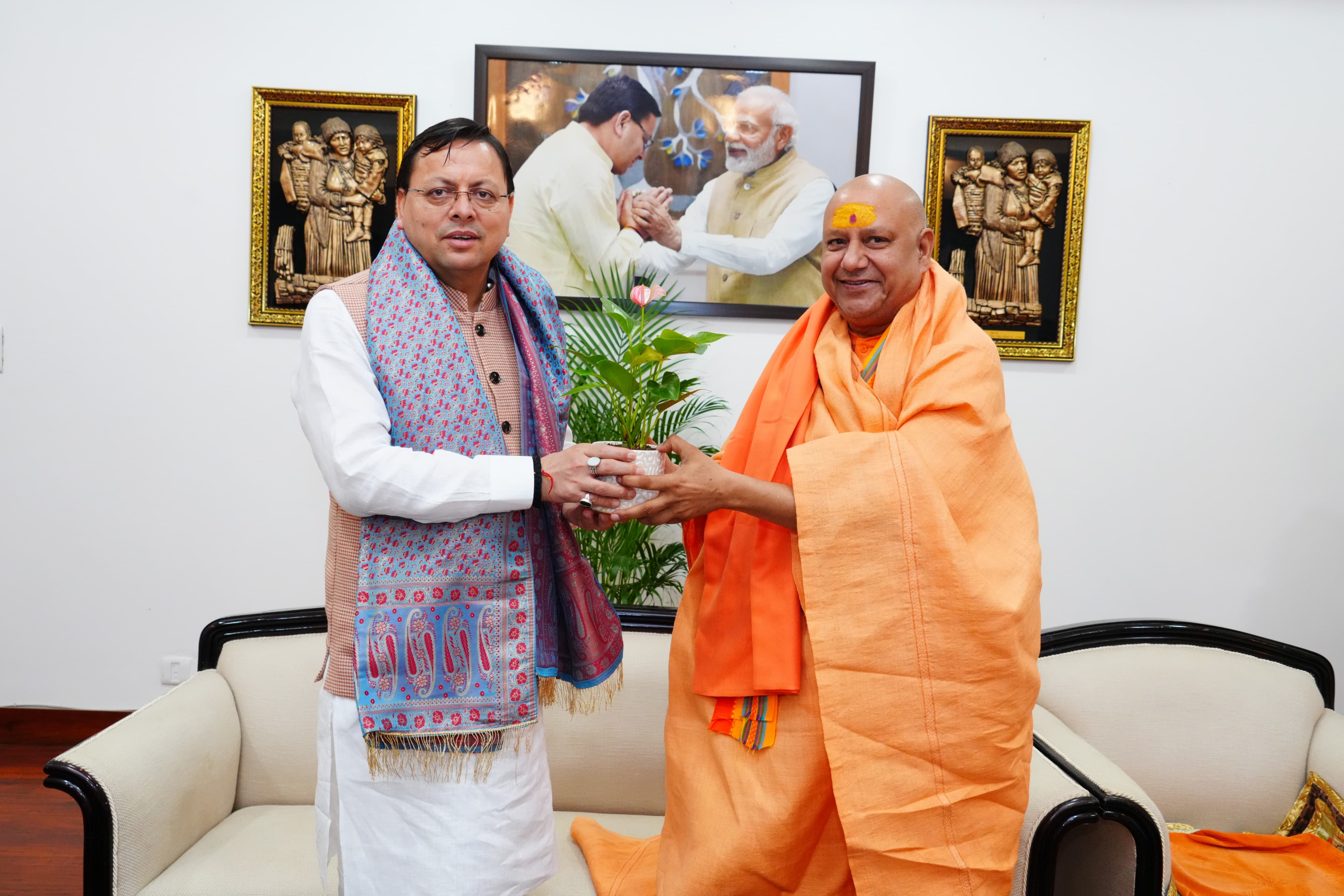 मुख्यमंत्री पुष्कर सिंह धामी से शुक्रवार को मुख्यमंत्री आवास में महामंडलेश्वर स्वामी यतीन्द्रानंद गिरि महाराज शिष्टाचार भेंट करते।