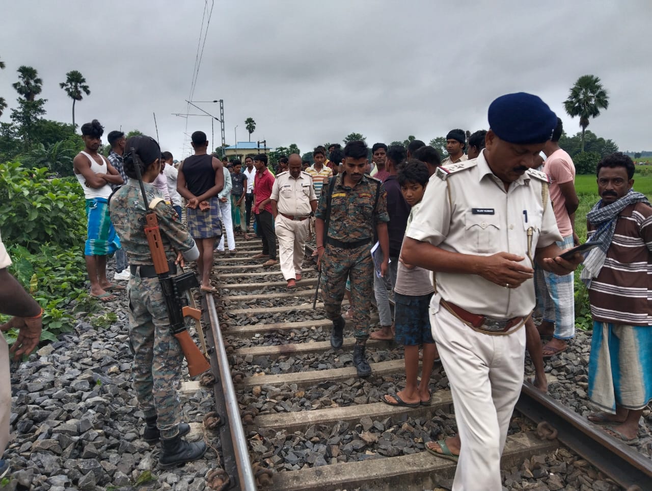 घटना के बाद लोगों की भीड़ और पुलिस