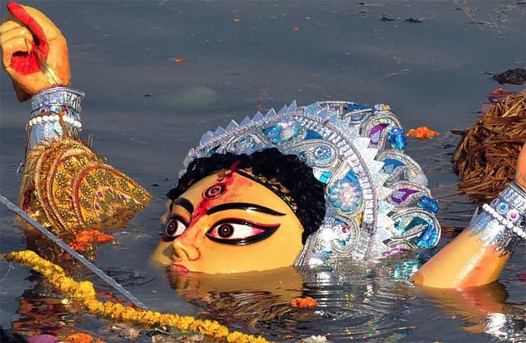 माता दुर्गा की प्रतिमाओं का विसर्जन
