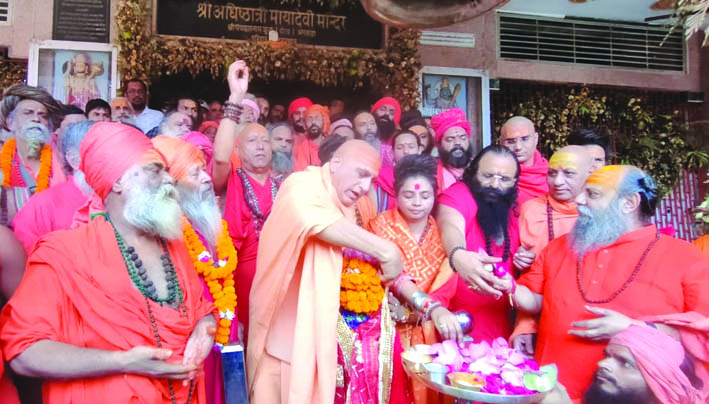 छड़ी यात्रा को रवाना करते हुए