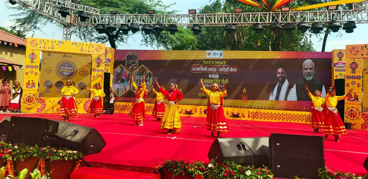 चौपाल पर हरियाणवीं संस्कृति की प्रस्तुति देते कलाकार।