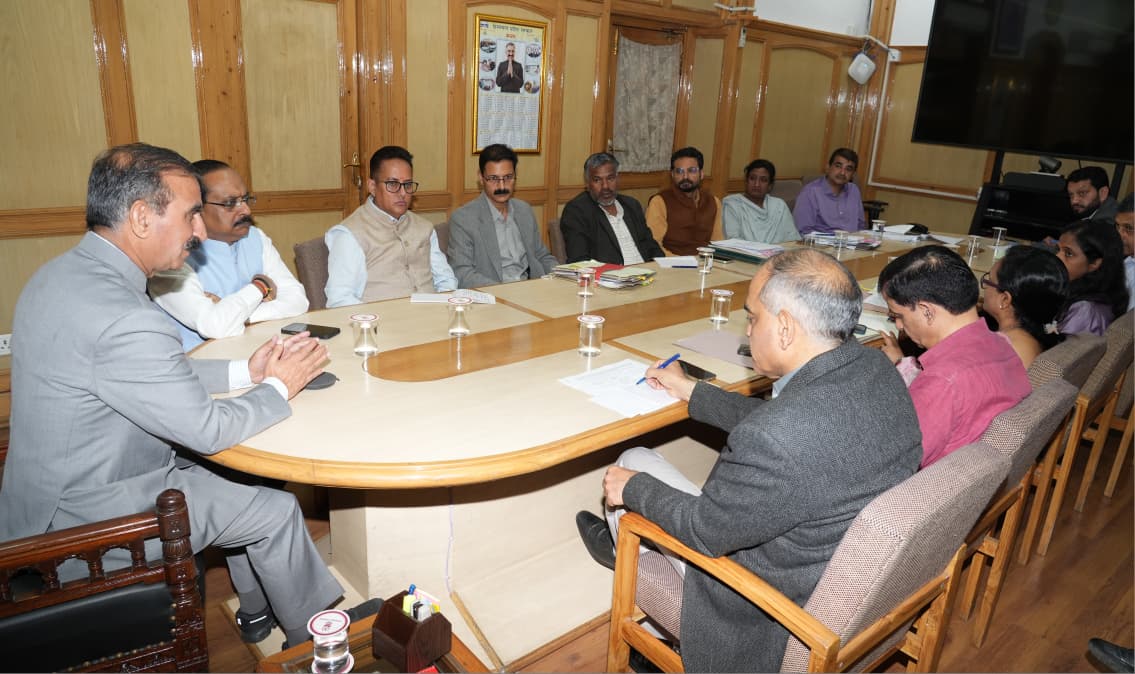 मुख्यमंत्री की अधिकारियों संग बैठक मुख्यमंत्री की अधिकारियों संग बैठक