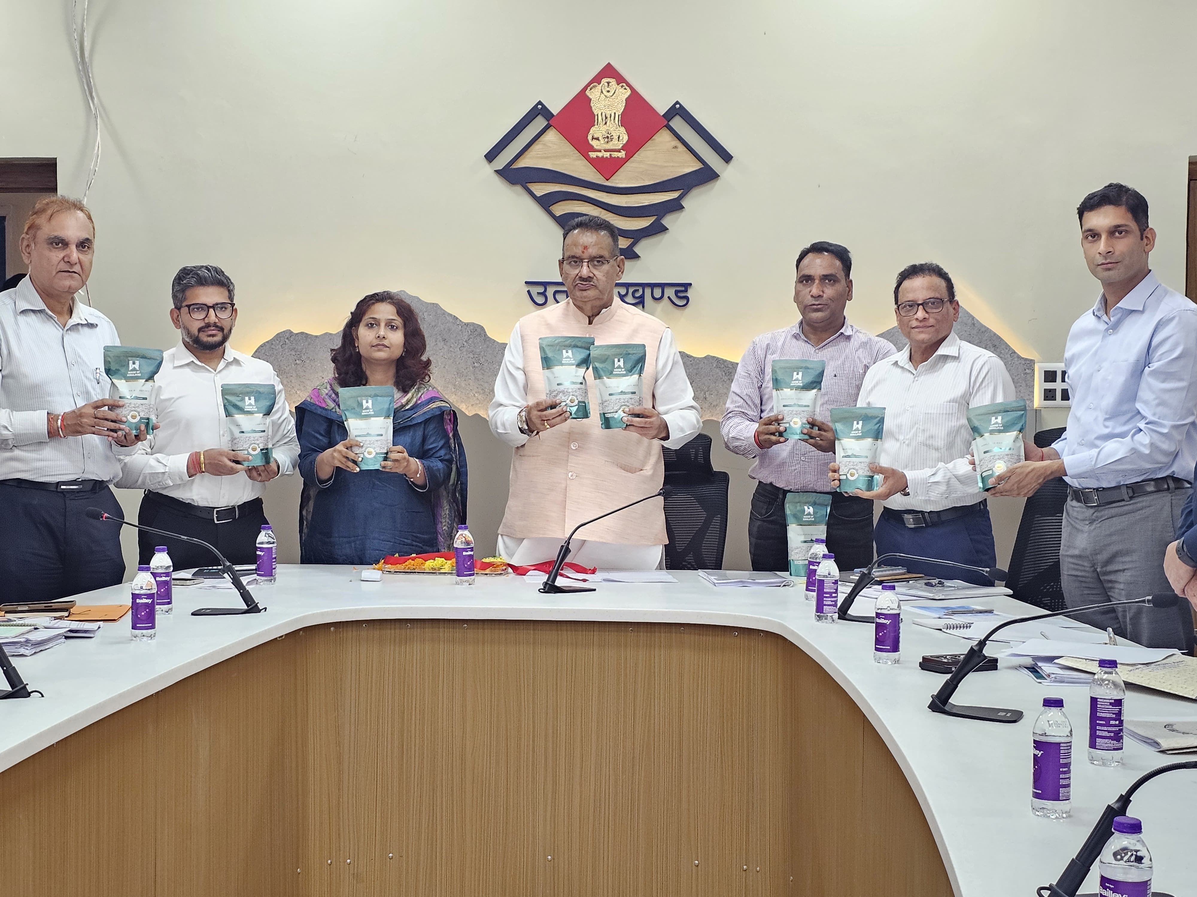 मंत्री गणेश जोशी बासमती चावल की एक नई श्रृंखला का औपचारिक लॉन्च करते हुए।
