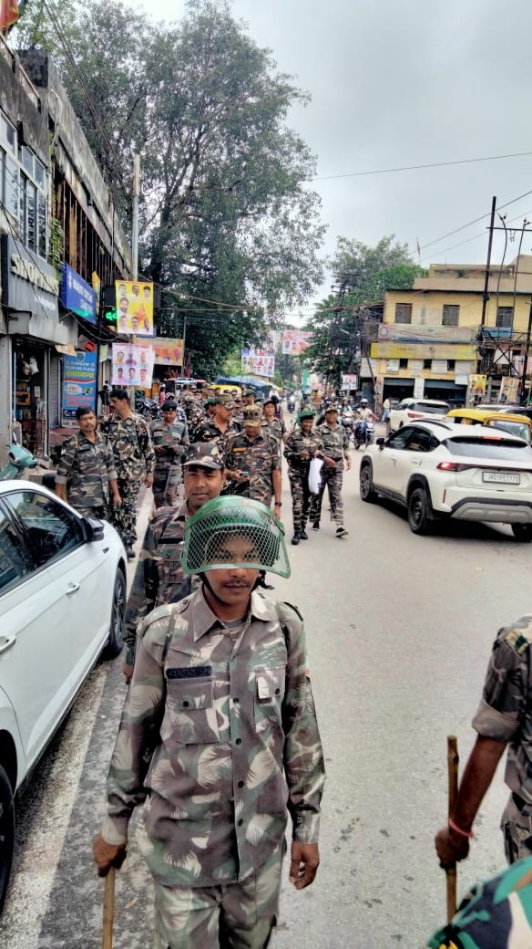 फ्लैग मार्च करते जवान