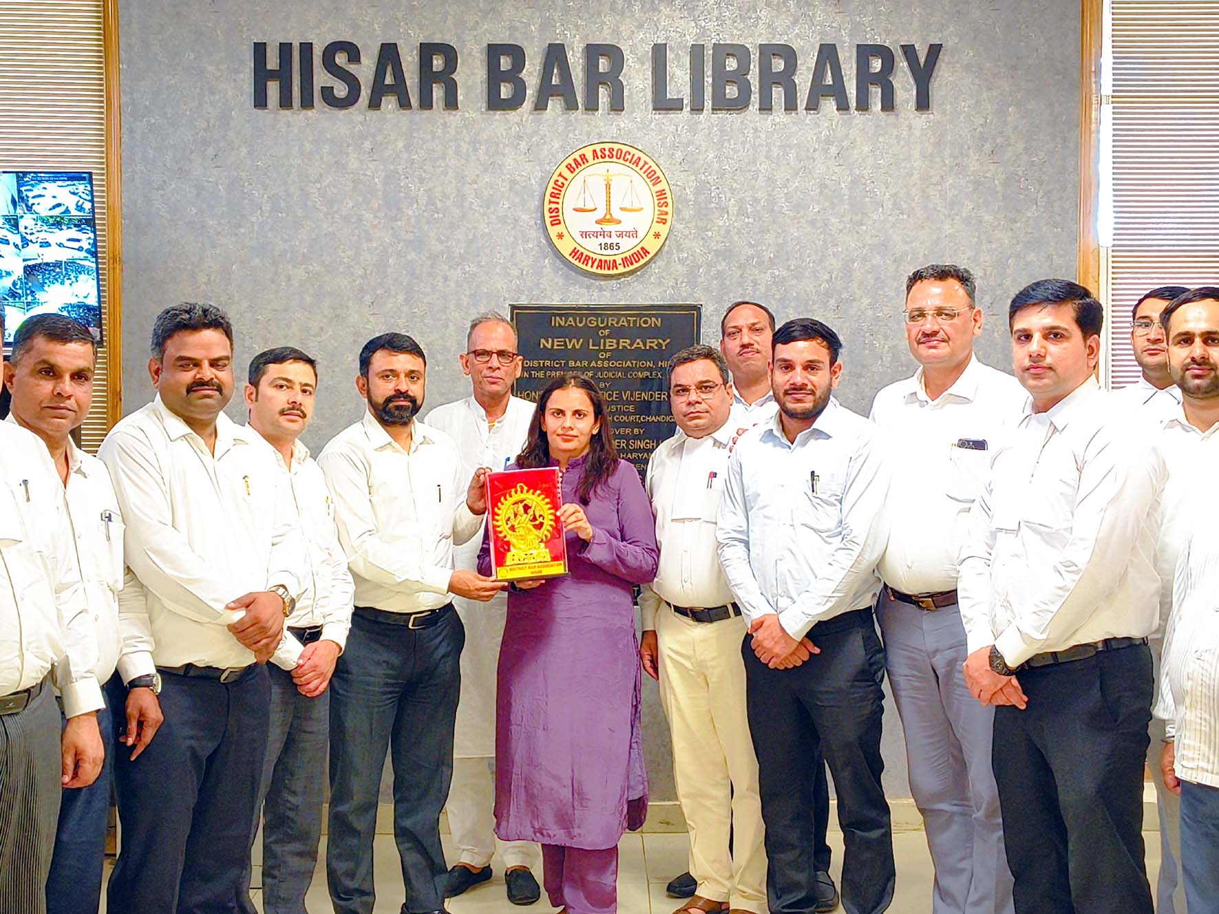 सोना रापड़िया को सम्मानित करते हिसार बार एसोसिएशन के पदाधिकारी व सदस्य।