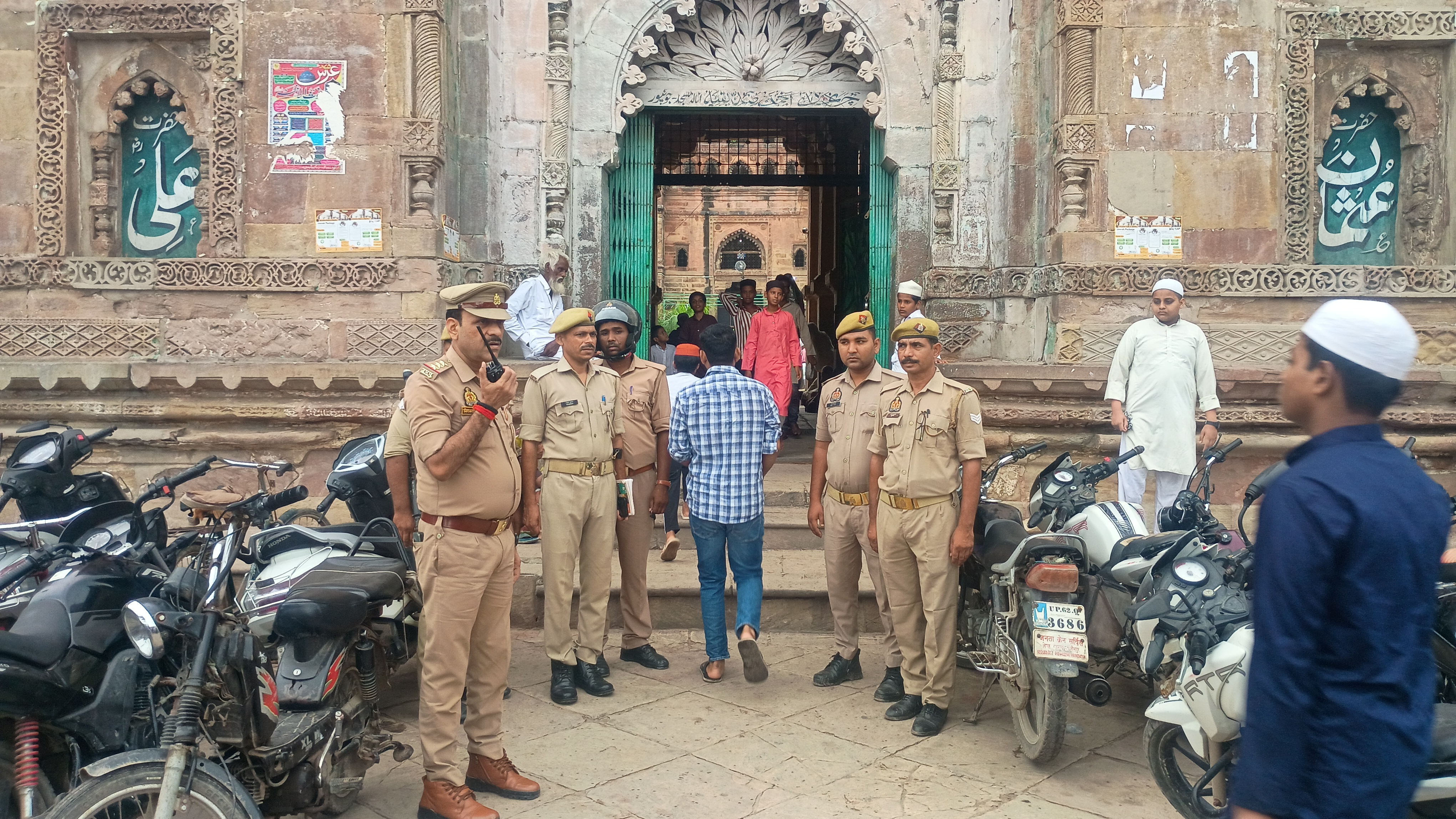 जुम्मे की नमाज को लेकर अटाला मस्जिद पर तैनात पुलिस बल