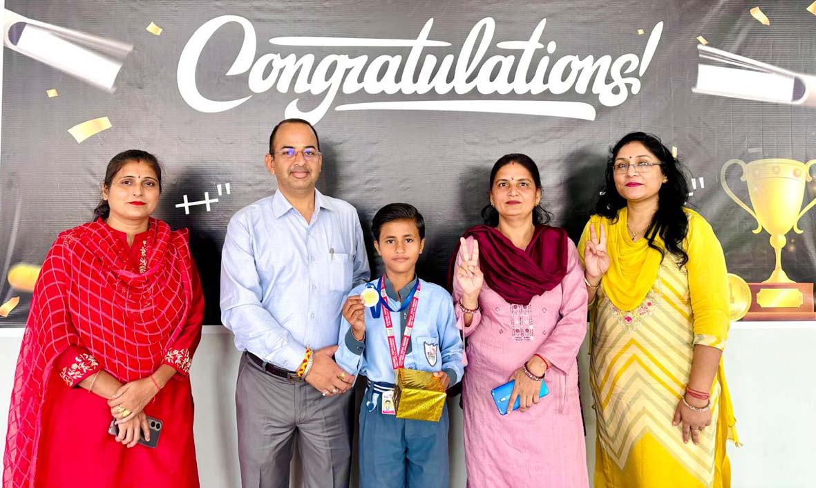 शिवानी को सम्माानित करते निदेशक, प्राचार्या व अन्य स्टाफ।
