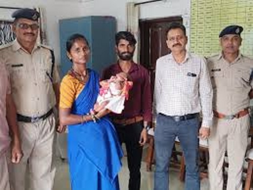 नरसिंहपुर स्टेशन पर दंपती को नवजात सौंपकर महिला हुई लापता