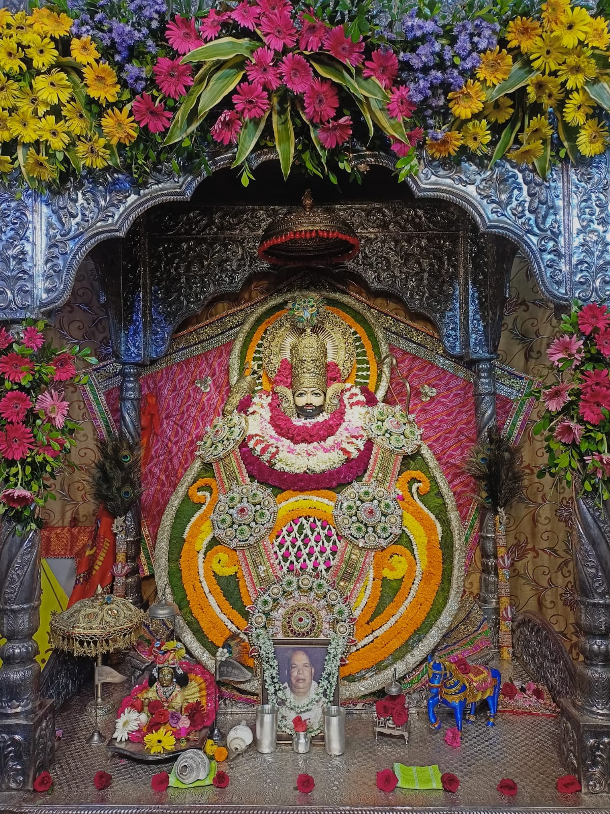 खाटू नरेश की प्रतिमा की तस्वीर खाटू नरेश की प्रतिमा की तस्वीर