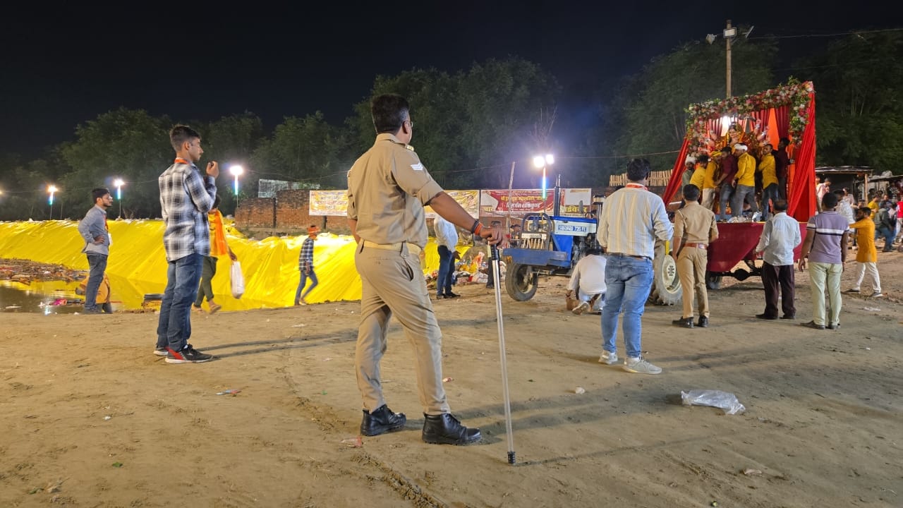 विसर्जन कुंड पर कड़ी मा की मूर्ति विसर्जन के लिए