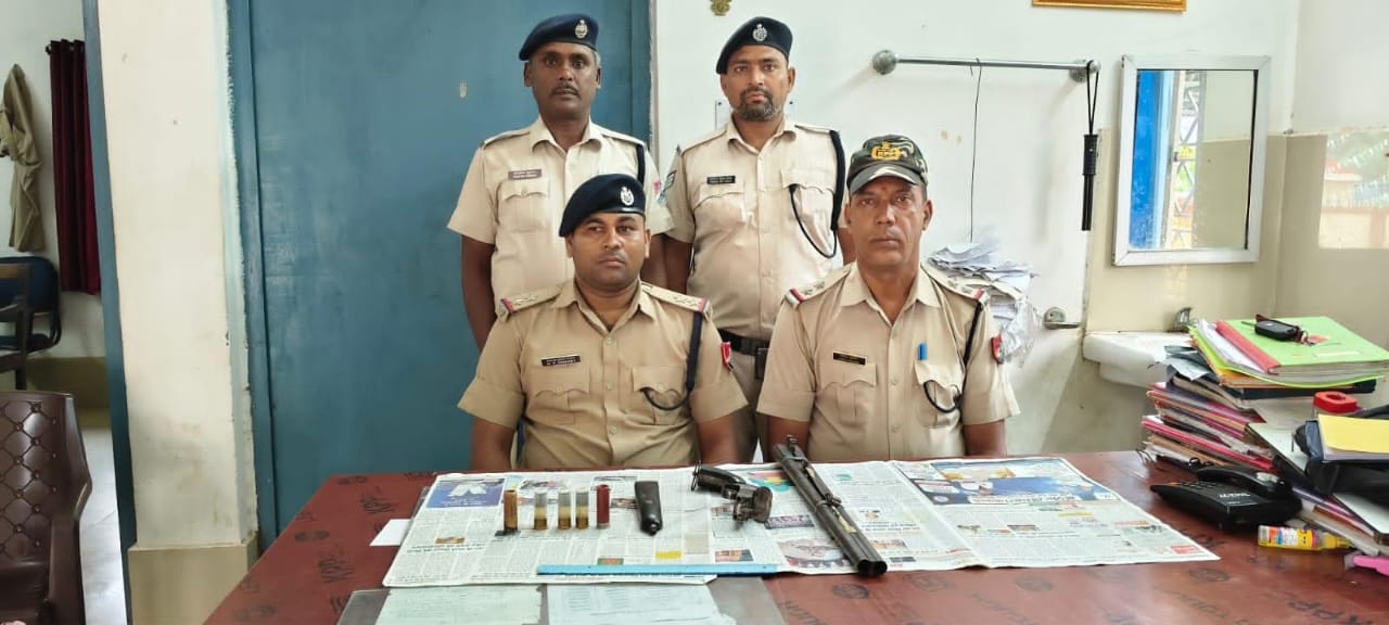 बरामद हथियार के साथ पुलिस