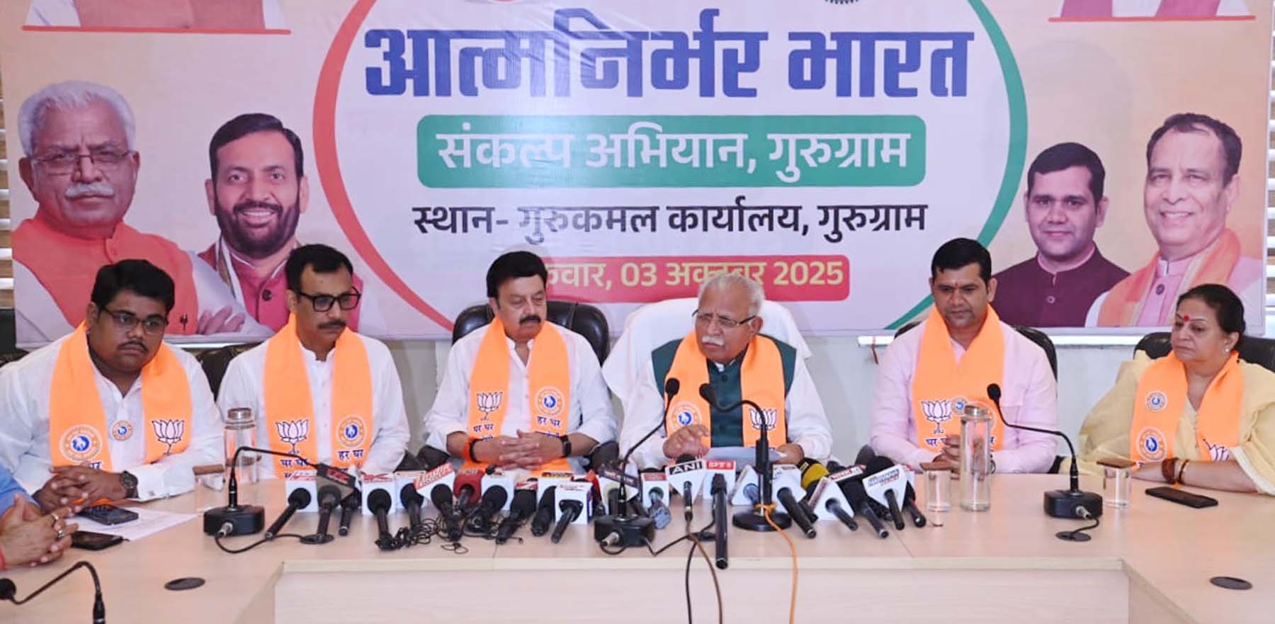 गुरुग्राम स्थित भाजपा कार्यालय में पत्रकारों से बात करते केंद्रीय मंत्री मनोहर लाल।