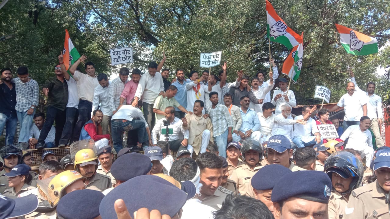 प्रदर्शन करते कांग्रेस कार्यकर्ता। प्रदर्शन करते कांग्रेस कार्यकर्ता।