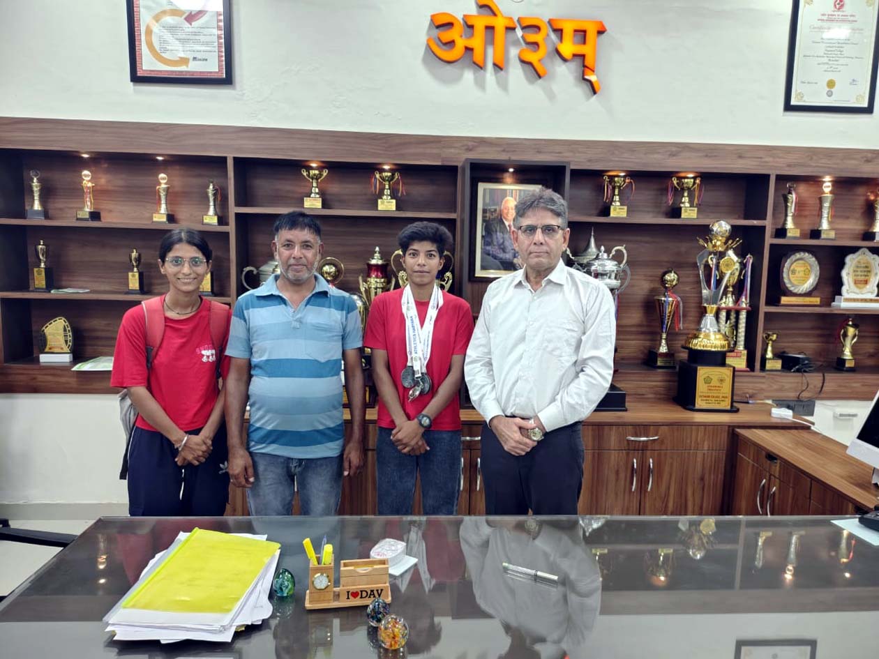 छात्रा पूनम को सम्मानित करते प्राचार्य डॉ. विक्रमजीत व अन्य।