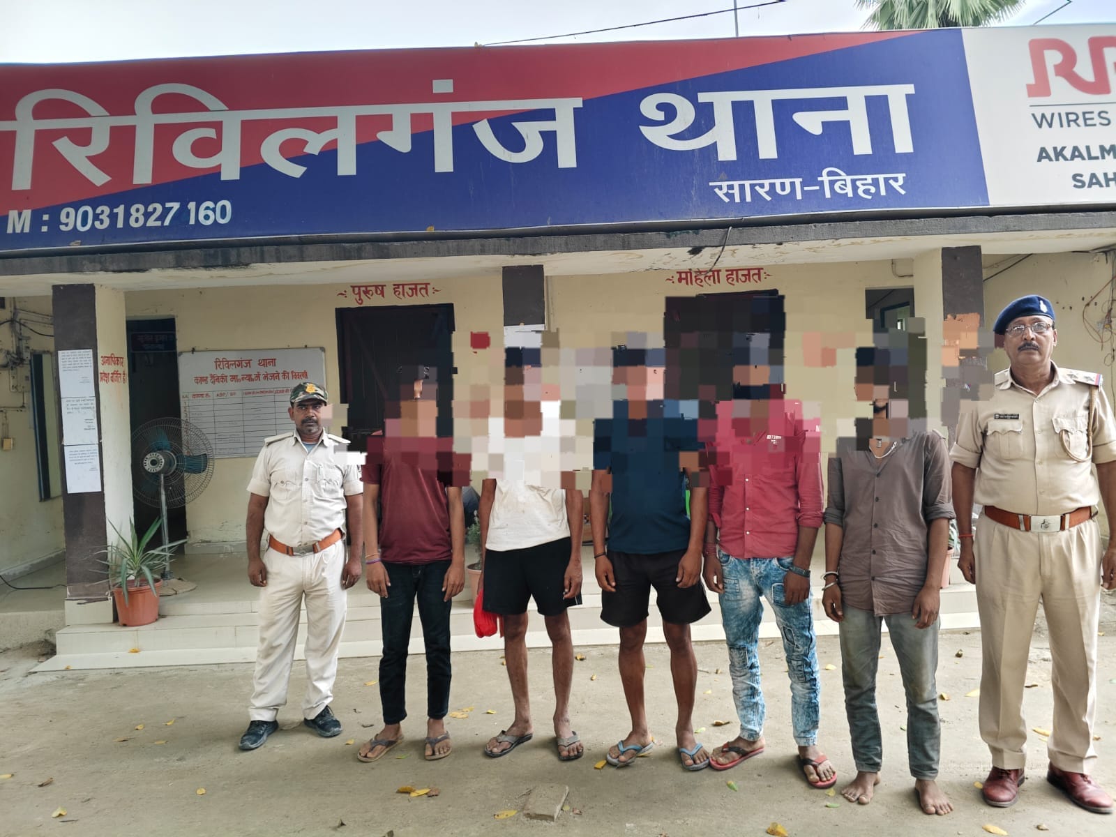 सारण पुलिस ने विगत् 24 घंटे में विशेष अभियान चलाकर 35 अभियुक्तों को किया गिरफ्तार सारण पुलिस ने विगत् 24 घंटे में विशेष अभियान चलाकर 35 अभियुक्तों को किया गिरफ्तार