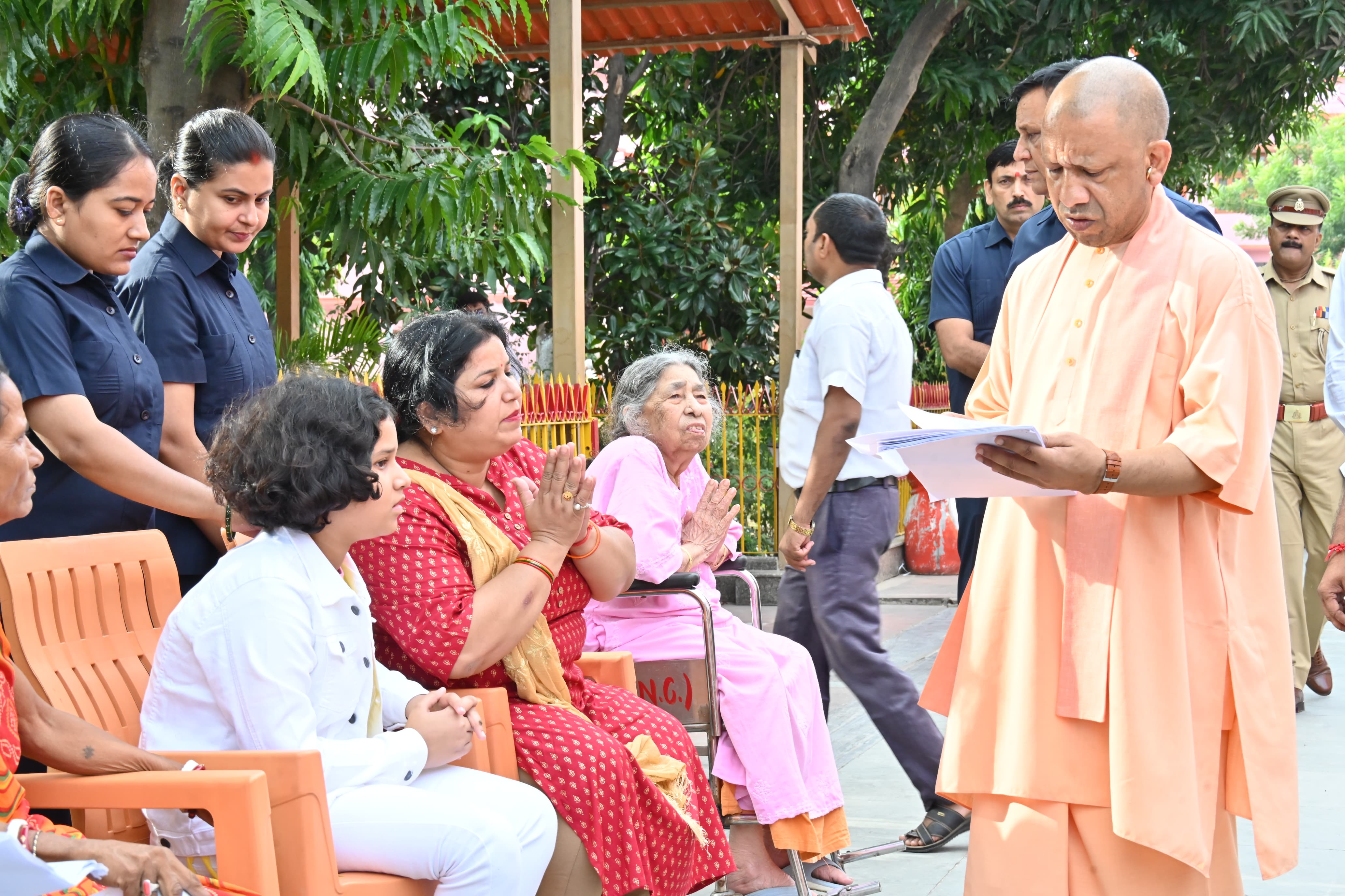जनता दर्शन में 200 लोगों की समस्याएं सुनीं मुख्यमंत्री ने, संतुष्टिपरक निराकरण के दिए निर्देश*