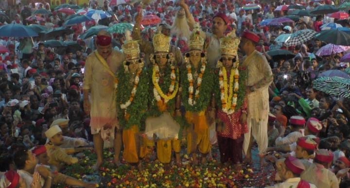 बारिश में नाटी इमली मैदान में भरत मिलाप,गले मिलने के बाद चारों भाई बारिश में नाटी इमली मैदान में भरत मिलाप,गले मिलने के बाद चारों भाई