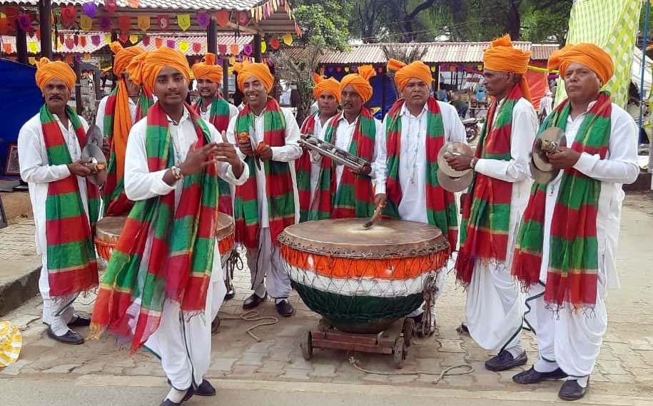 मेले में पलवल के गांव बंचारी से आई सुरेंद्र सिंह व नगाड़ा पार्टी
