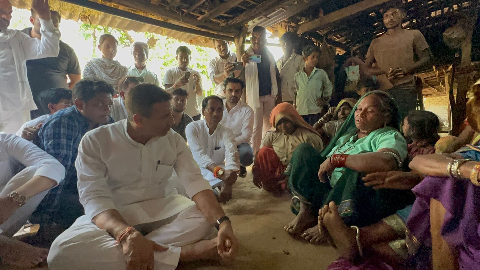खंडवा हादसे के पीड़ित परिवारों से मिले जीतू पटवारी