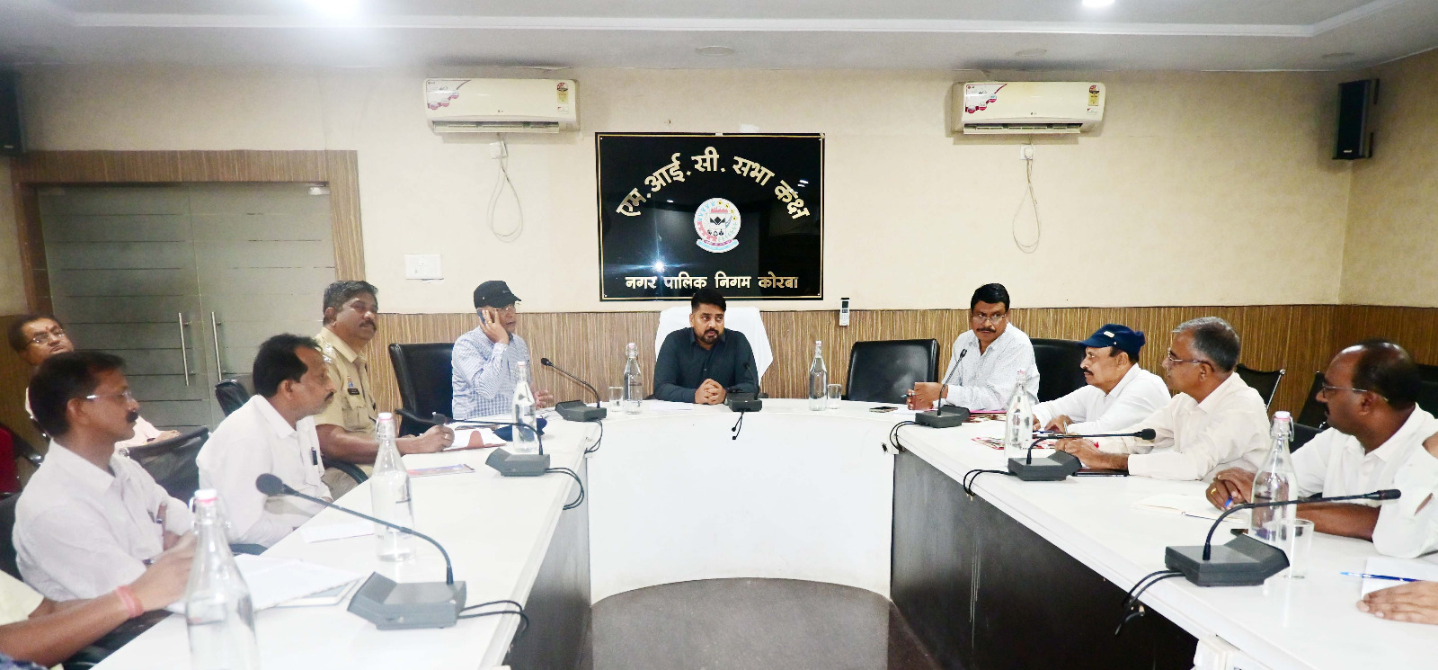 समीक्षा बैठक लेते आयुक्त