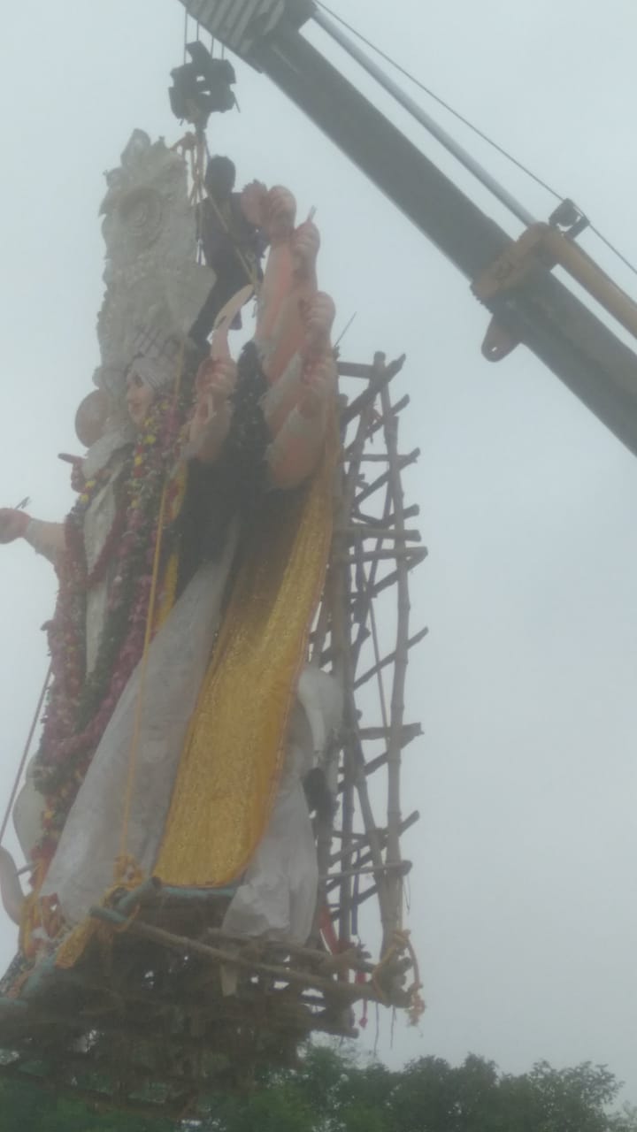 बड़ी महारानी मां विसर्जन घाट पर क्रेन से विसर्जन के लिय जाते हुए