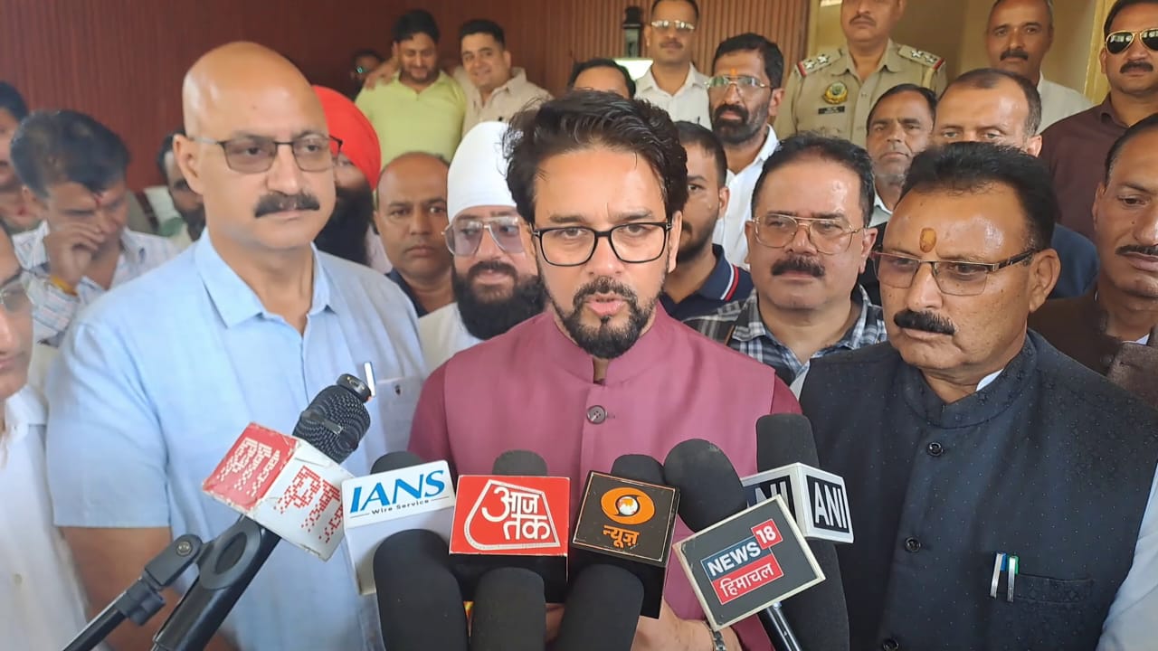 मंडी पहुंचने पर अनुराग मीडिया से बातचीत करते हुए मंडी पहुंचने पर अनुराग मीडिया से बातचीत करते हुए