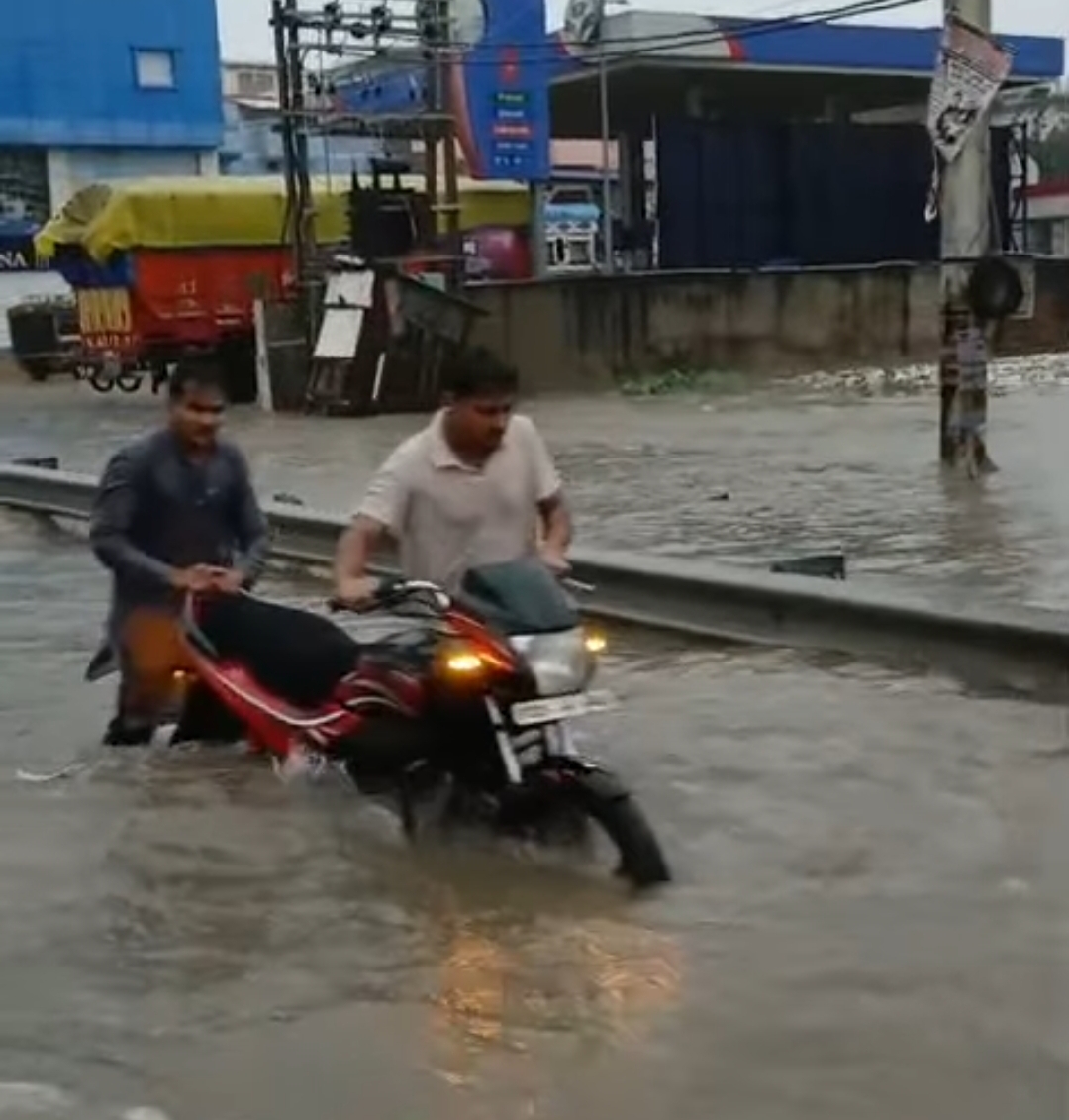 तेज आंधी और मूसलधार बारिश से पश्चिम चंपारण में बड़ी तबाही, बिजली भी गिरा