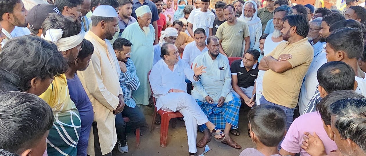 बंदरचुआं में दिवंगत अख्तर अंसारी के परिजनों व ग्रामीणों से बात करते मंत्री समेत अन्‍य