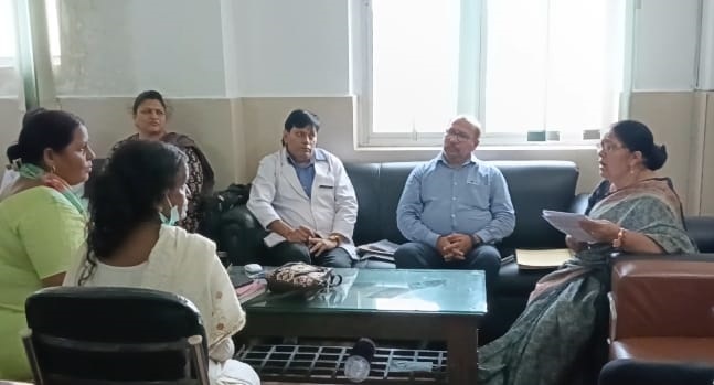 महिला आयोग की सदस्य दोनों पक्षों से बात करती हुई