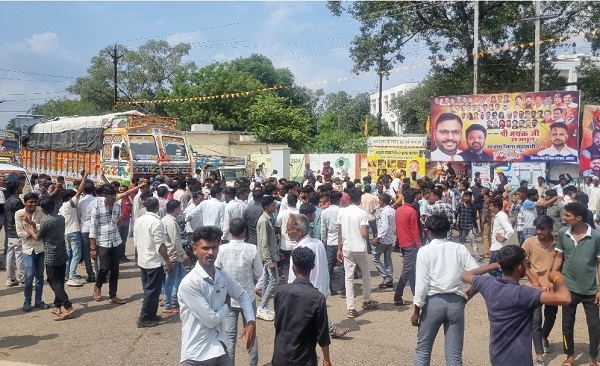 सोयाबीन के सही दाम नहीं मिलने से नाराज किसानों ने किया राष्ट्रीय राजमार्ग पर चक्काजाम
