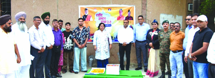 शहीद सम्मान यात्रा के शुभारम्भ के दौरान