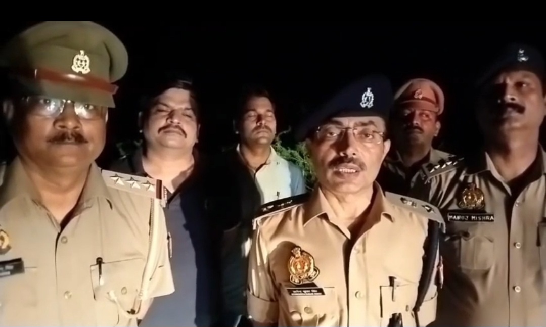 घटनास्थल से ब्रीफ करते हुए अपर पुलिस अधीक्षक घटनास्थल से ब्रीफ करते हुए अपर पुलिस अधीक्षक