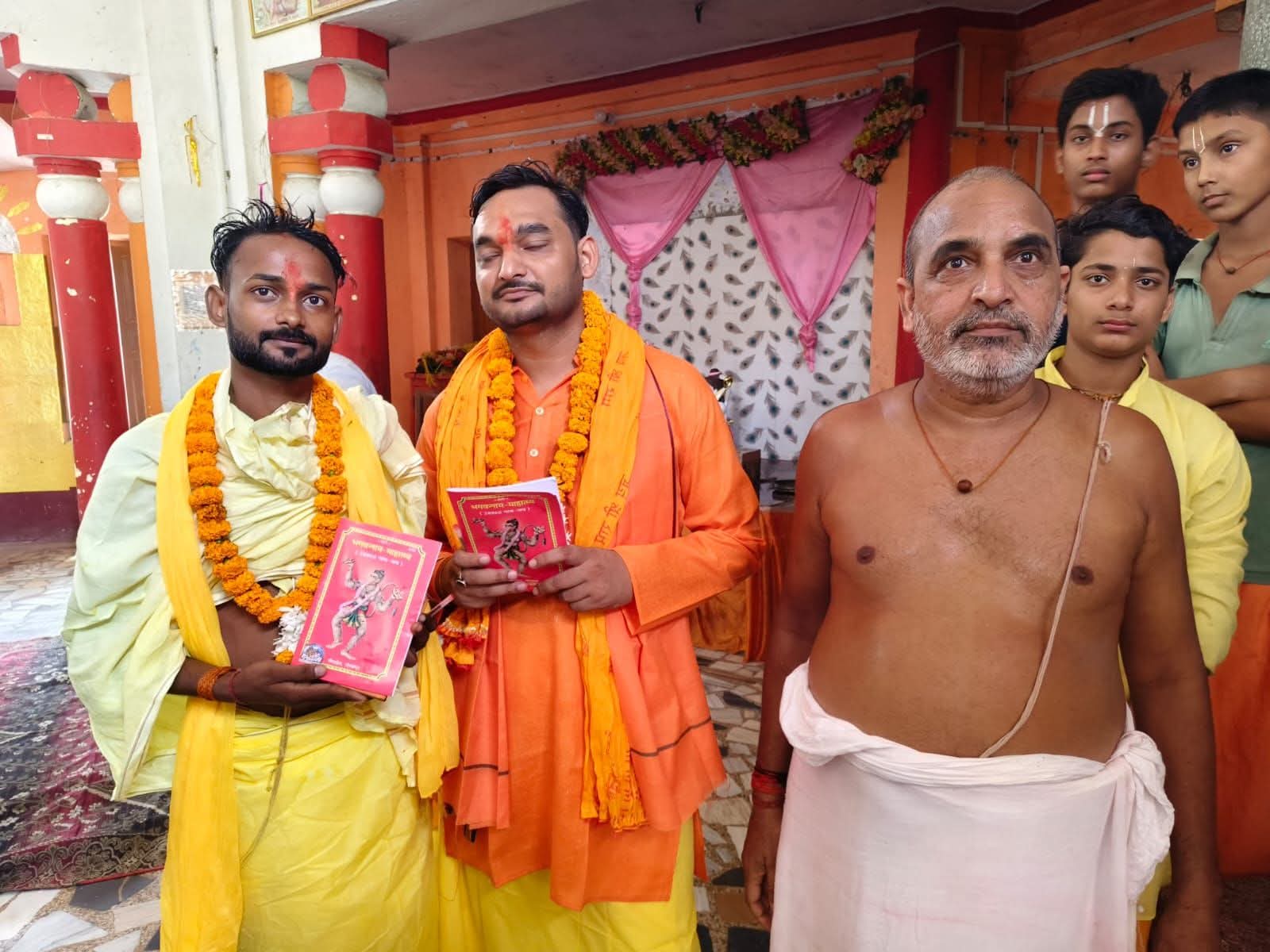 दो मुस्लिम युवकों ने अपनाया सनातन धर्म, कहा अब नहीं रखेंगे परिवार से कोई नाता दो मुस्लिम युवकों ने अपनाया सनातन धर्म, कहा अब नहीं रखेंगे परिवार से कोई नाता